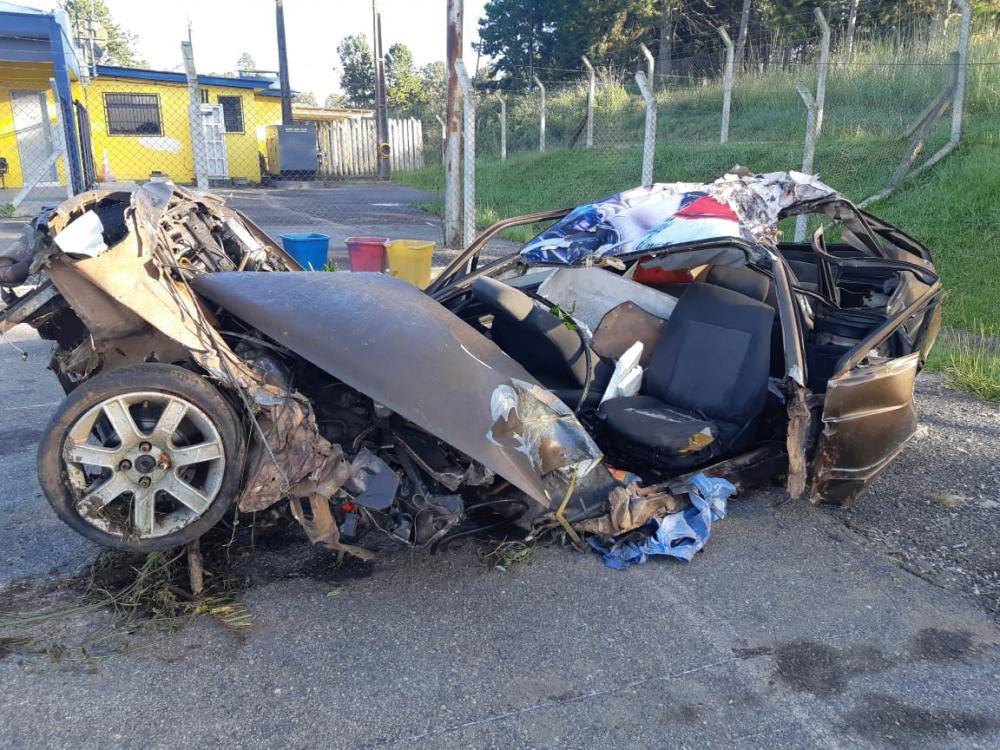 Caminhão sai da pista na BR-277, tomba e motorista morre em acidente, no PR  