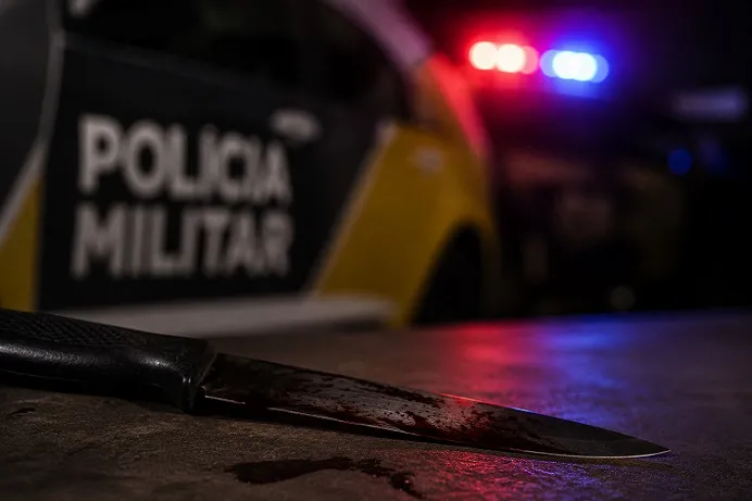 Briga entre colegas de trabalho termina com homem esfaqueado e prisão em flagrante em Francisco Alves