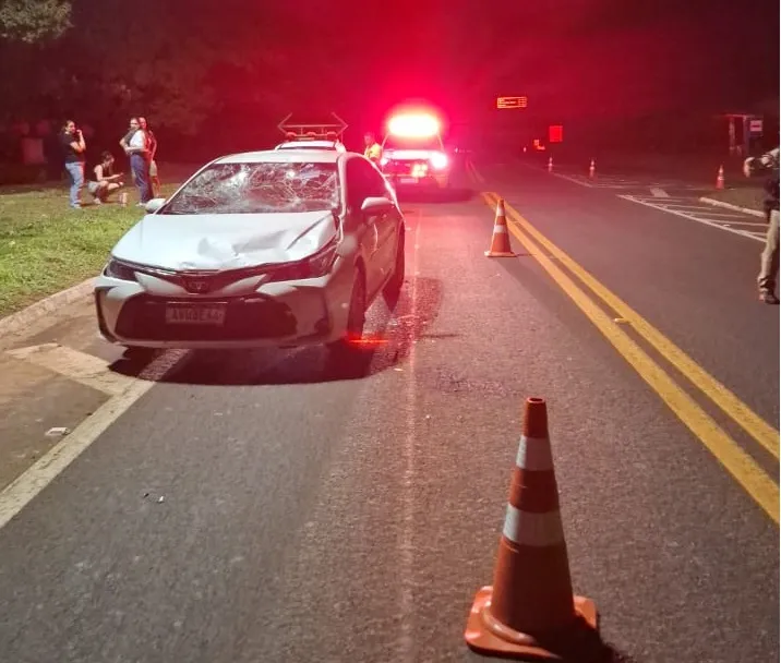 Motociclista e passageiro ficam feridos após colisão transversal na PR-323, em Perobal