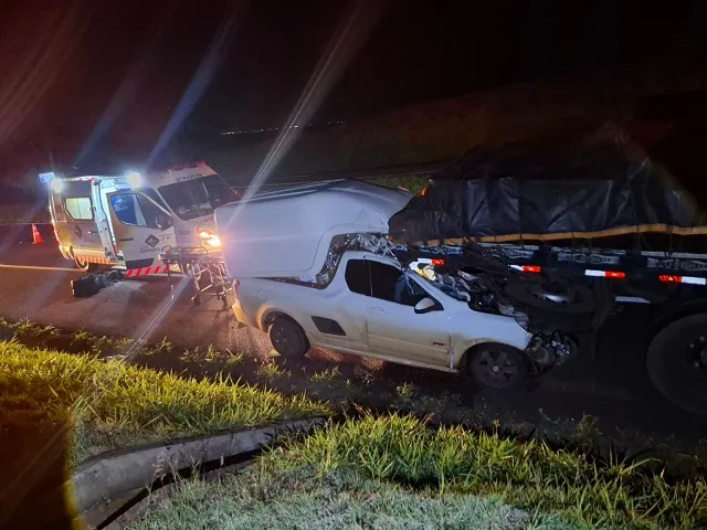 Montana bate na traseira de caminhão e motorista fica gravemente ferido na PR-317