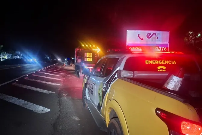 Motociclista fica ferida após ser atingida por carro que fugiu na PR-323, em Cianorte
