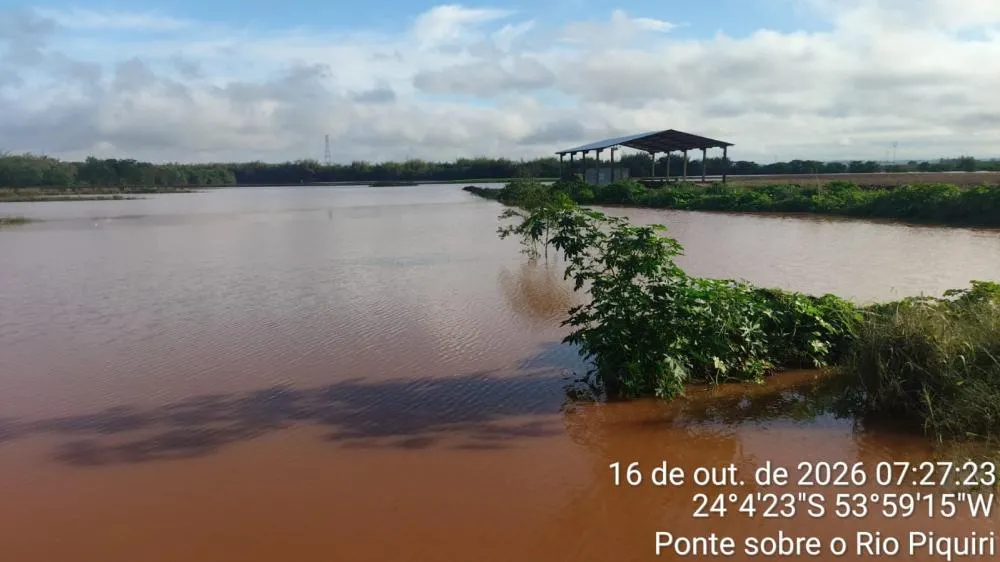 Foto: colaboração a imagem mostra água fora do leito do rio