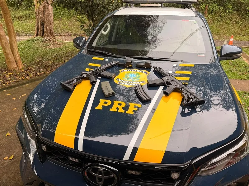 PRF APREENDE DOIS FUZIS ESCONDIDOS NO PAINEL DE CARRO E PRENDE MOTORISTA NO PARANÁ