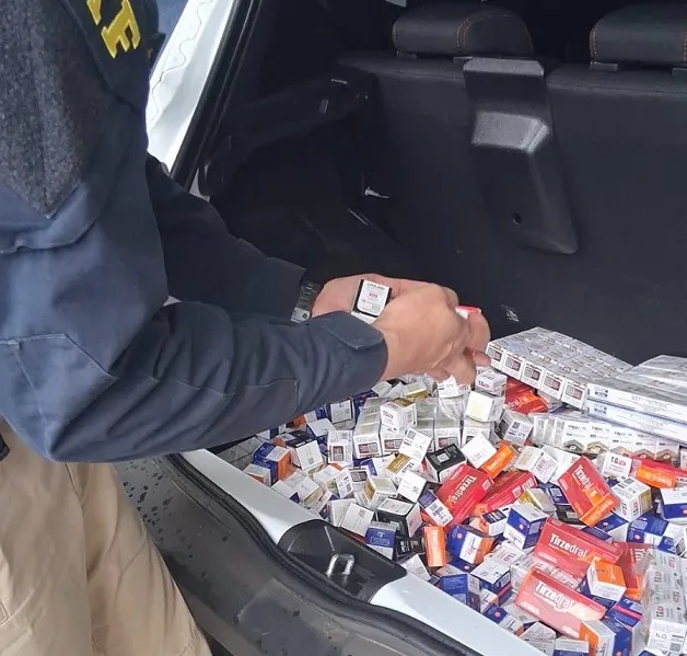 PRF prende dois homens com centenas de ampolas de medicamentos, incluindo substâncias para emagrecimento, em Cascavel