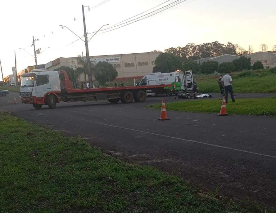 Motociclista de 37 anos morre após colisão com caminhão-guincho em Umuarama