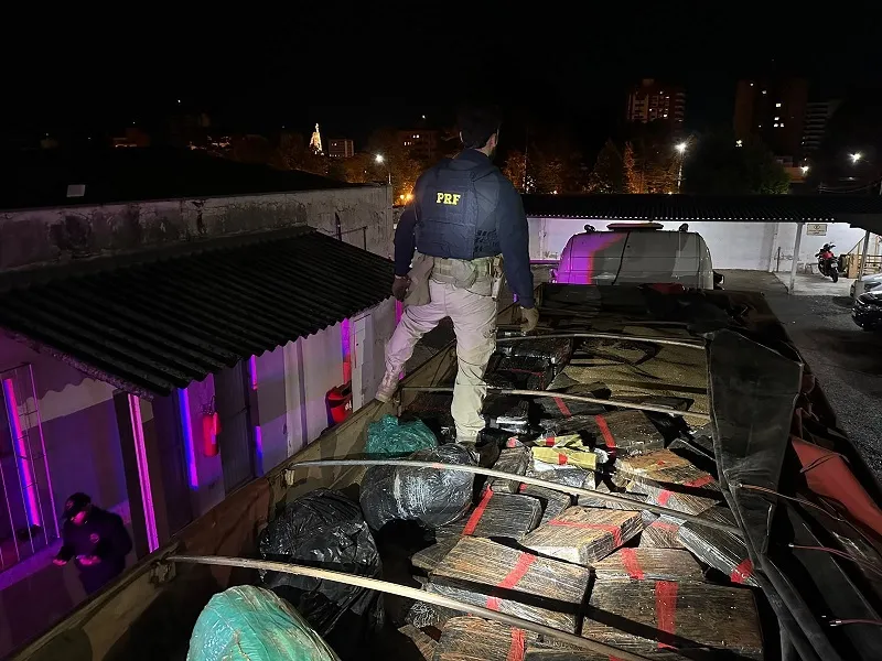 PRF apreende 1,2 tonelada de maconha em caminhão com placas paraguaias na BR-277