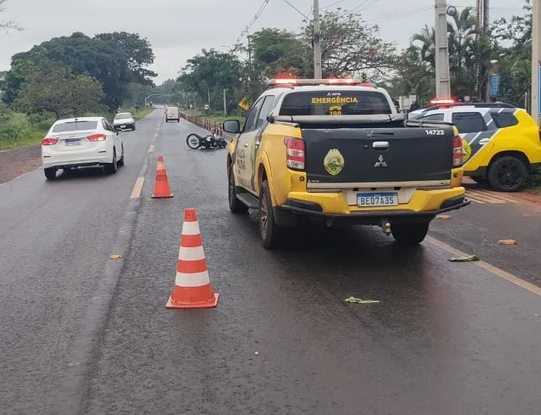 Motorista é flagrado dirigindo embriagado após colisão entre carro e motocicleta na PR-464